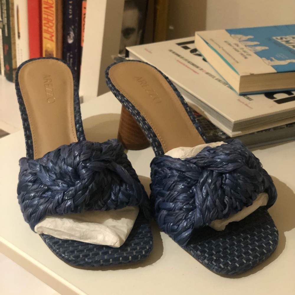 Arezzo sandal size 8 navy blue